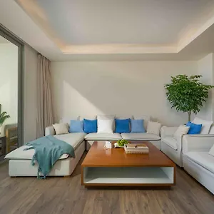 stunning-2bdr-apartment-ocean-view-rooftop-pool.hotelsofhoian.com/